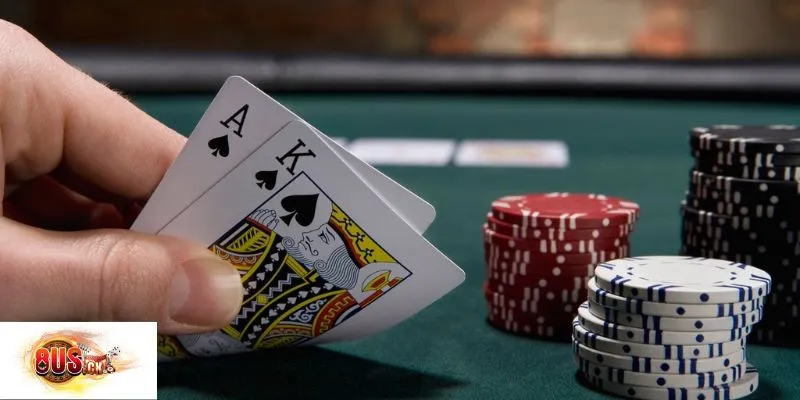 Giao diện bàn Poker tại 8US thiết kế sắc nét, theo dõi bài dễ dàng